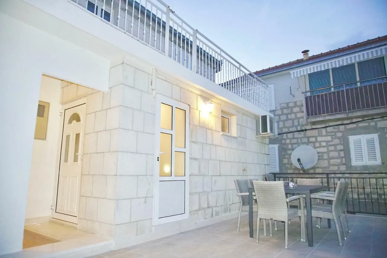 Puerto Tranquilo Beach Residsnce Apartment Trogir